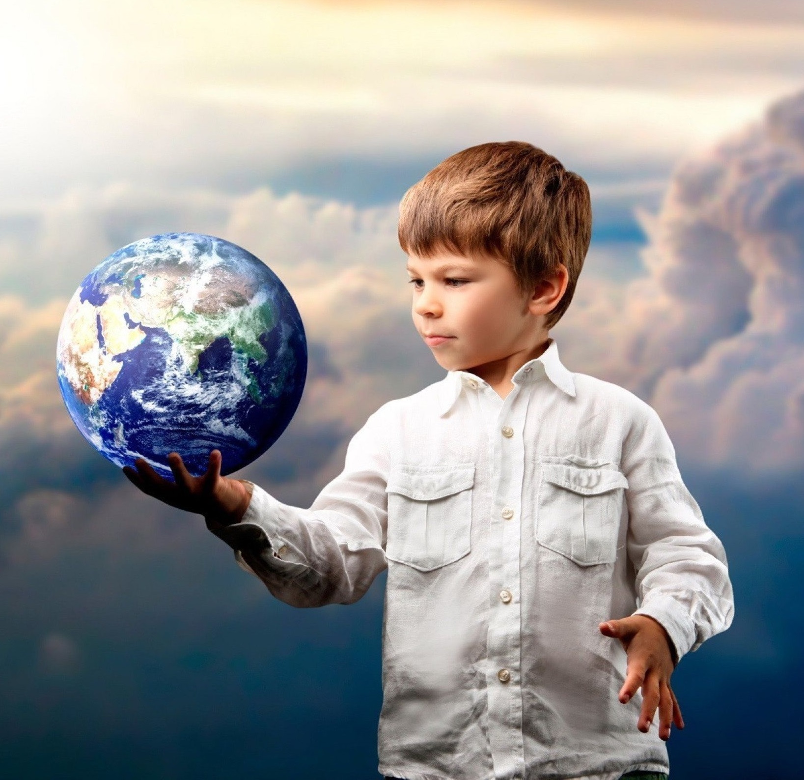 Успешность страны. Планета земля для детей. Мальчик с глобусом. Ребенок познает мир. Дети будущее.